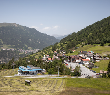 © TVB Tiroler Oberland-Kaunertal-Severin Wegener - Bergbahnen Fendels mit Ort Fendels